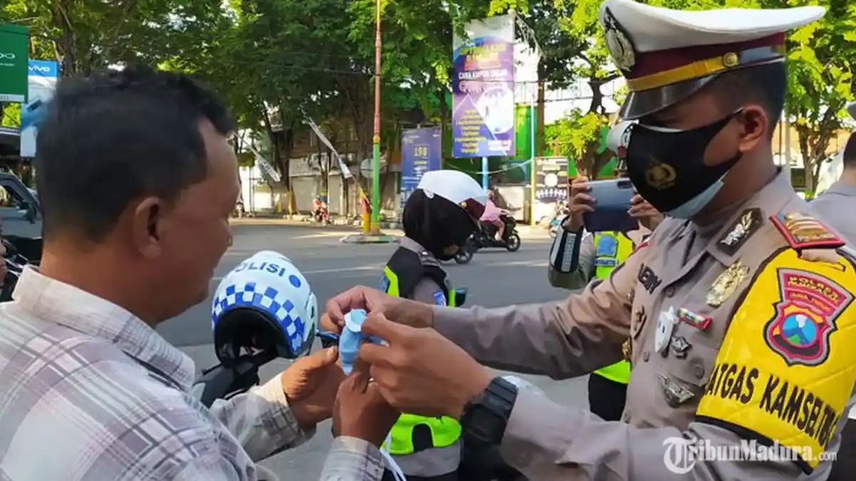 Hari Kedua Operasi Zebra 2020 di Pamekasan, Satlantas Beri Sosialisasi dan Bagi Brosur ke Pengendara