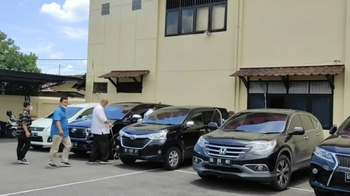 Diperiksa KPK, Mantan Bupati Langkat Ngogesa Sitepu Tertatih Jalan Pakai Tongkat