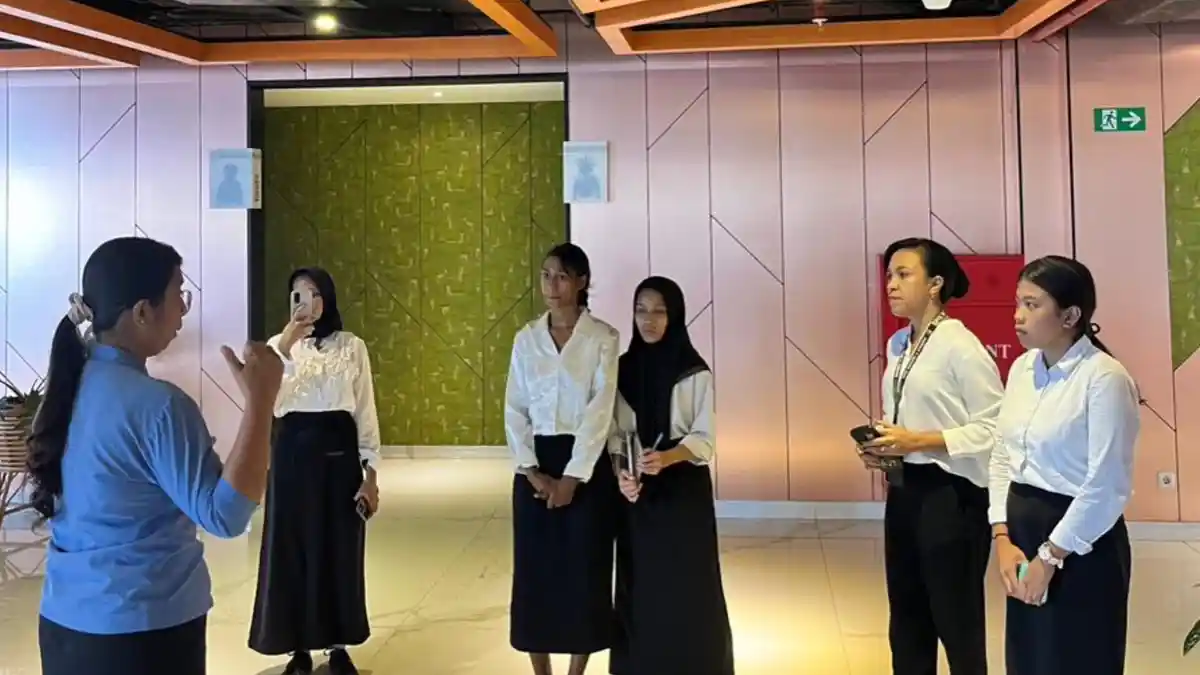 Hotel Santika Premiere Ambon Bagi Ilmu Perhotelan kepada Siswa SMK Negeri 2 Ambon