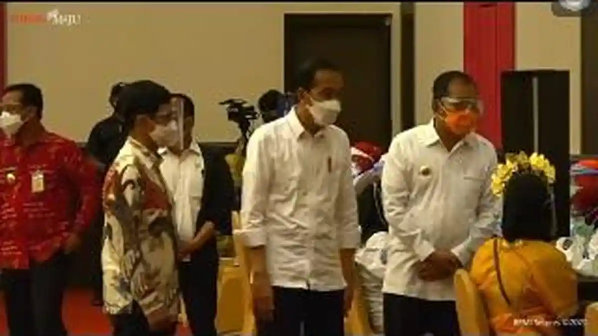 Presiden Tinjau Vaksinasi Massal 500-an Guru di Makassar