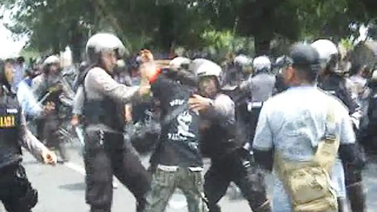 Demo Buruh di Jombang Ricuh, Polisi Bubarkan Aksi Dengan Pentungan