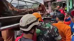 Tim-SAR-Gabungan-mengevakuasi-korban-hanyut.jpg