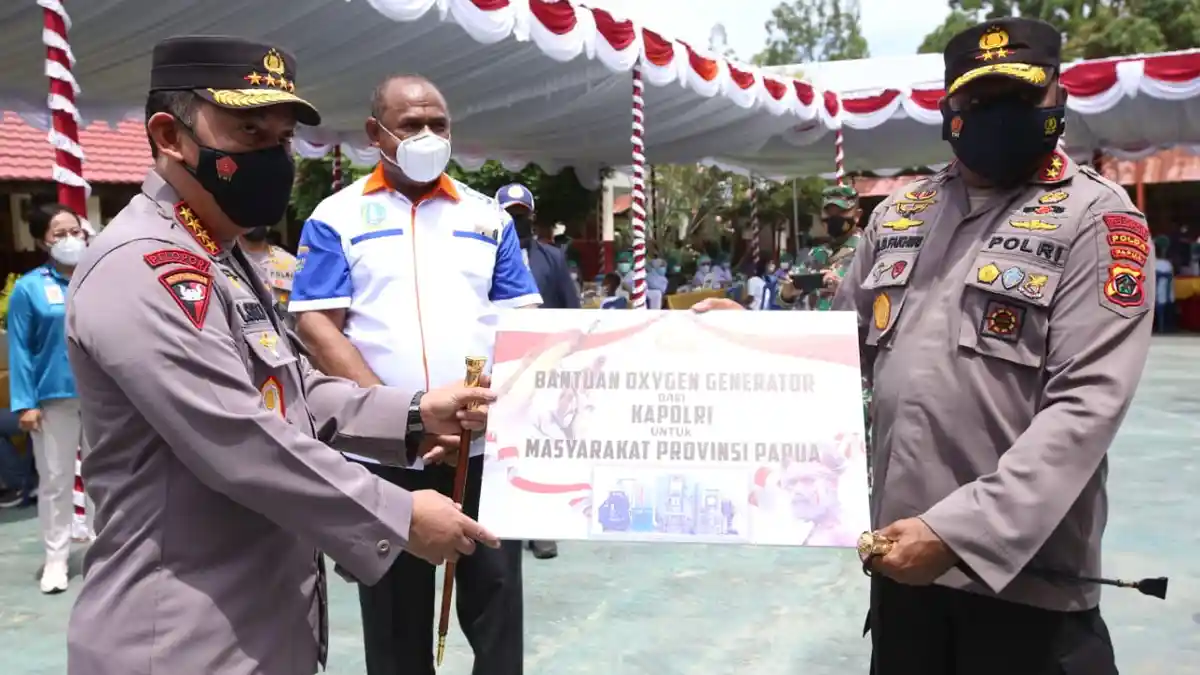 Kapolri Serahkan Oksigen Generator Bantu Penanganan Covid-19 di Papua