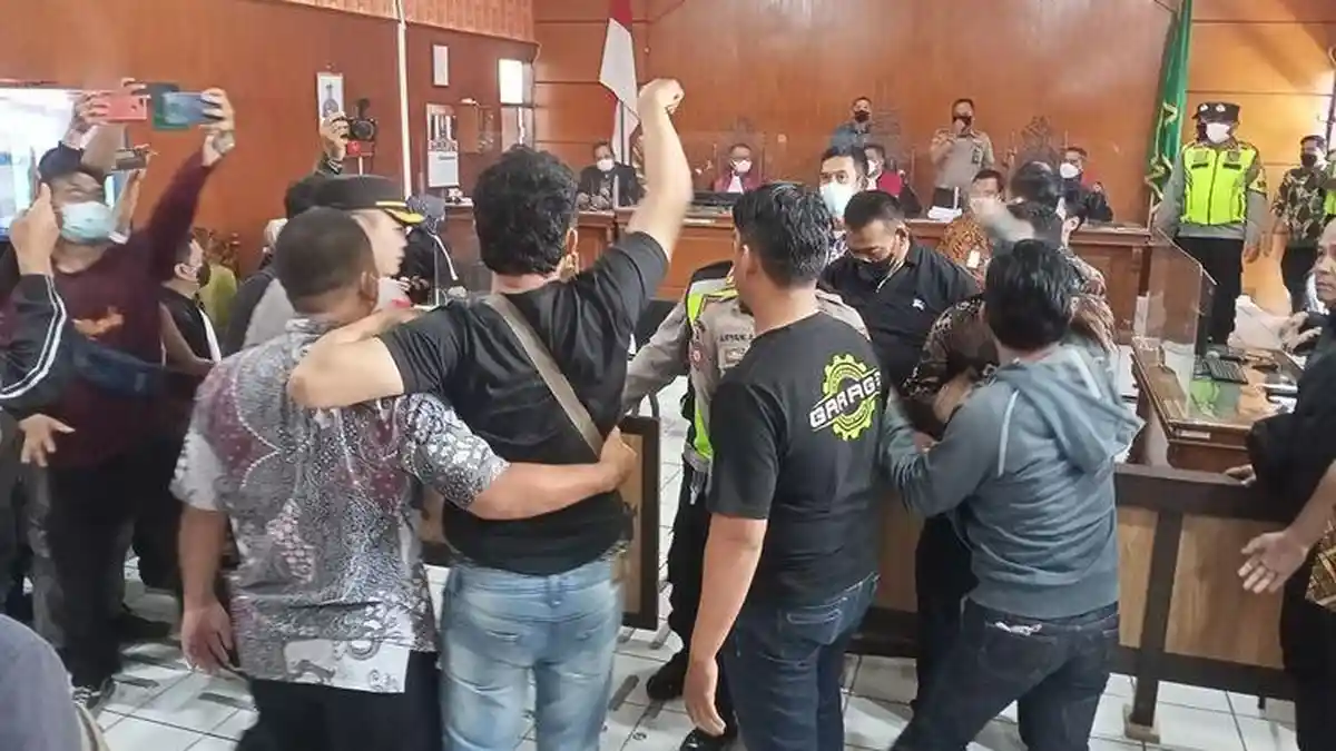 Doni Salmanan Divonis 4 Tahun Penjara, Korban Mengamuk, Sidang Berakhir Ricuh