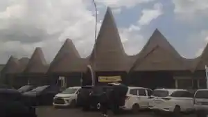 Puluhan-kendaraan-mulai-berdatangan-di-rest-area-km-163A-Tol-Terpeka-Kamis-442024.jpg