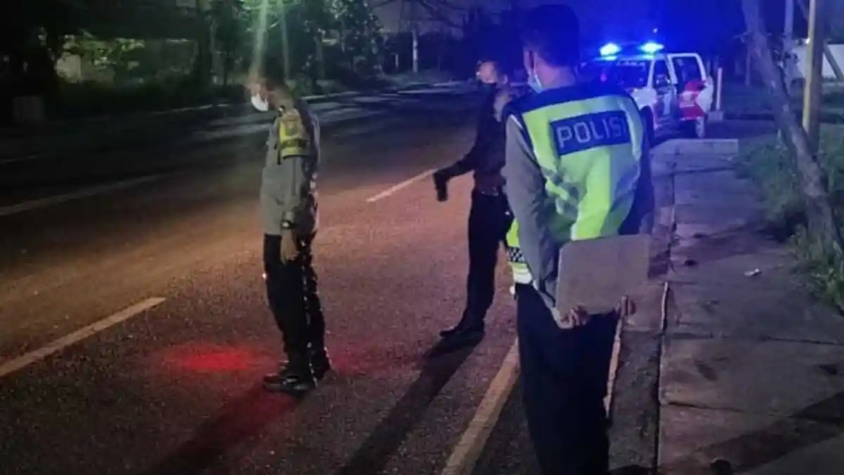 Lampu Jalan Mati, Pemuda di Gresik Tabrak Truk Kontainer Mogok, Luka Parah di Kepala