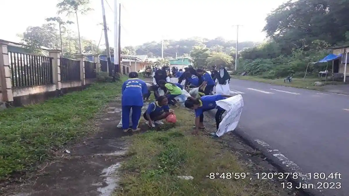 Pegawai dan Pelajar di Manggarai Timur Bersihkan Sampah di Borong