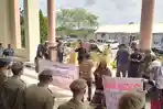 19062023-Sekolompok-masyarakat-PPU-yang-berunjuk-rasa-di-depan-kantor-Bupati-PPU-siang-tadi.jpg