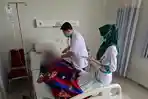dokter-memeriksa-korban-keracunan-massal-di-pati.jpg
