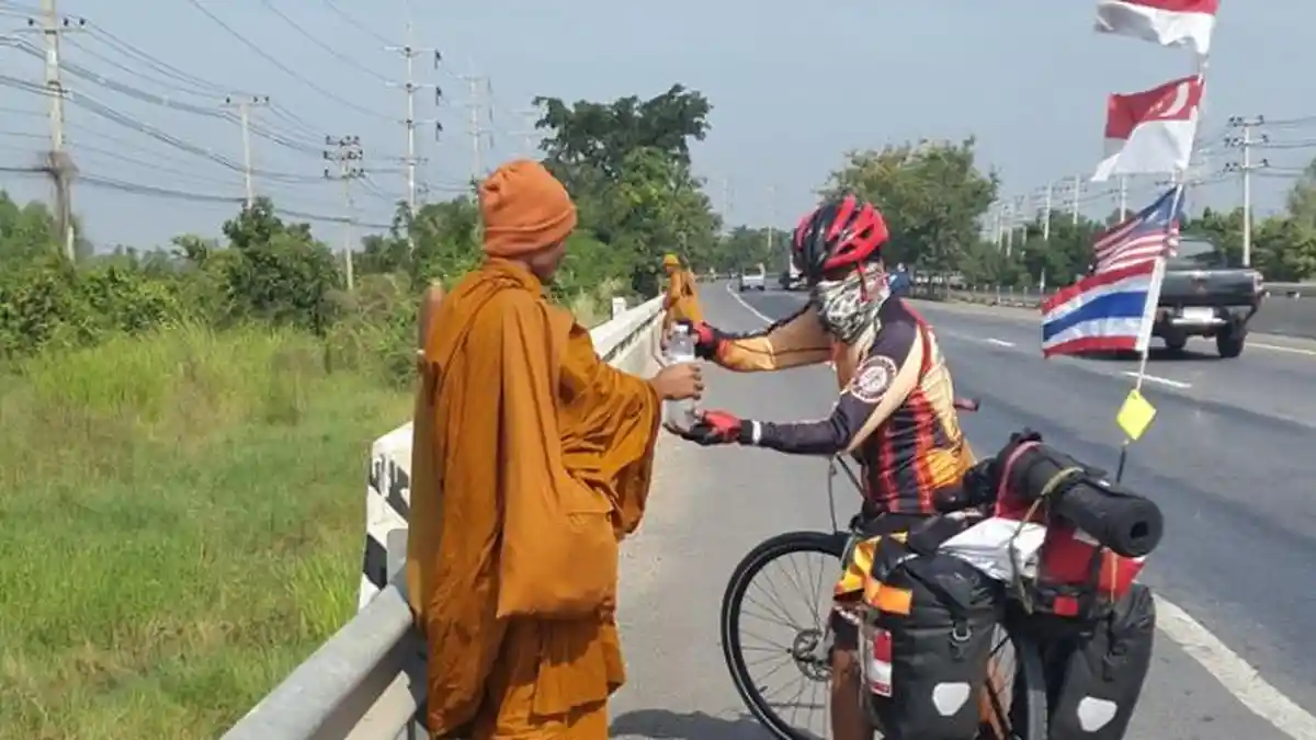Tiga  Kakek   Bersepeda Asal  Pekanbaru Tiba di  Laos