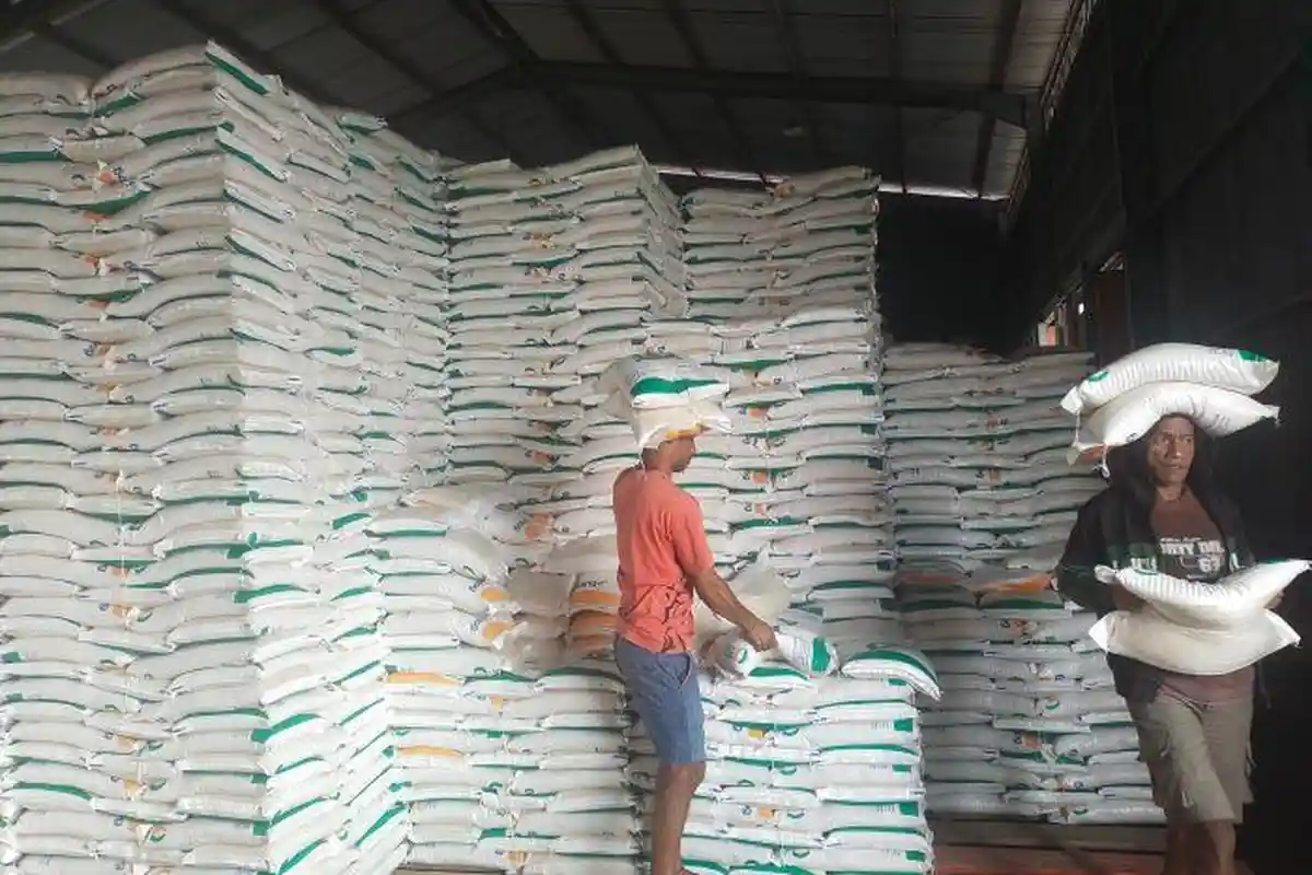 Bulog Bajawa Kembali Salurkan Bantuan Pangan Kepada 18.407 KPM