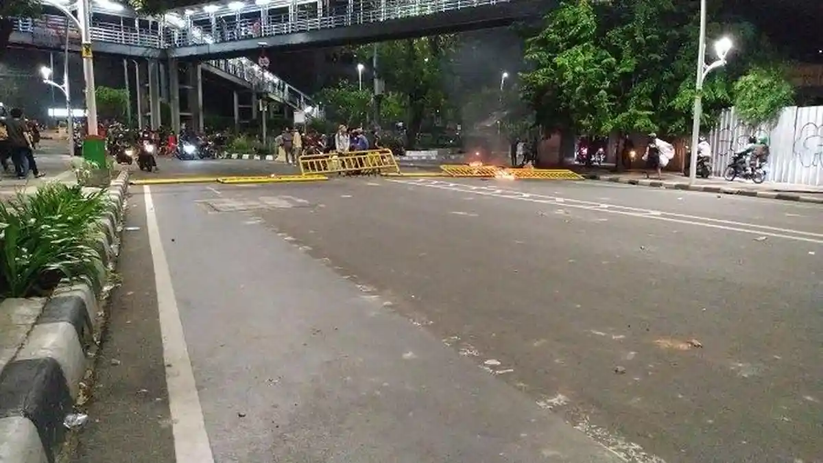 Malam Ini TNI Buka Akses Jalan Tanah Abang yang Sebelumnya Ditutup Pendemo, Massa Membubarkan Diri