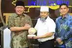 Pemberian-Pelakat-dari-Helmi-Hasan-ke-Herman-Deru.jpg