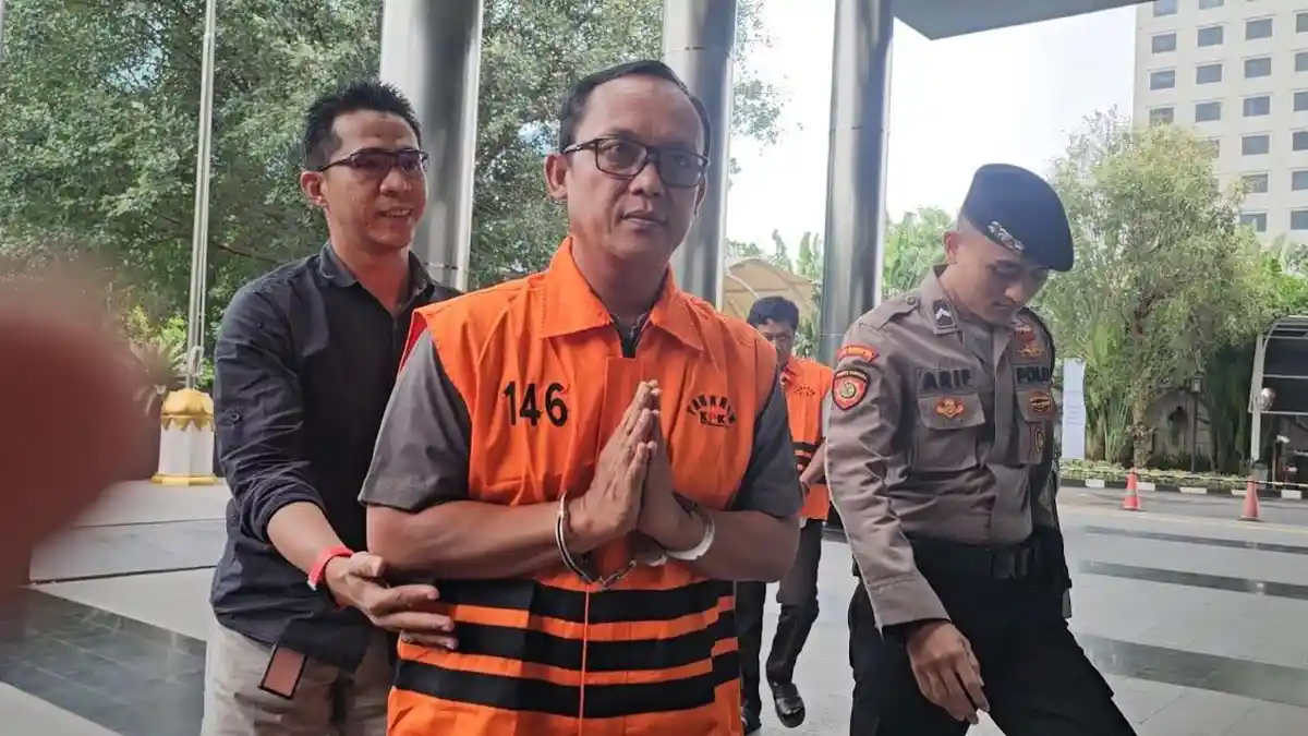 Bupati Lampung Tengah Ardito Wijaya Pakai Rompi Oranye KPK Nomor 146