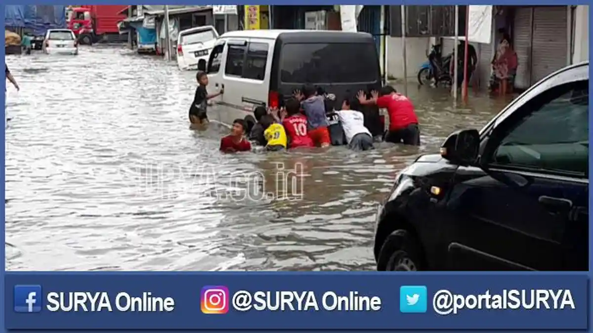 Trosobo Tergenang Banjir, Arus Lalu Lintas Surabaya-Mojokerto Lumpuh