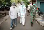 Puluhan Warga Kayu Putih Jalani Tes Swab PCR