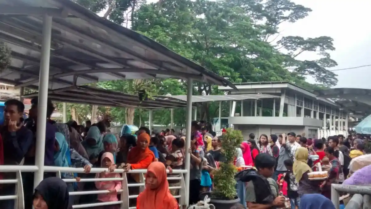 Kebun Binatang Ragunan Tutup, Pengunjung Mulai Padati Halte Bus Trans J