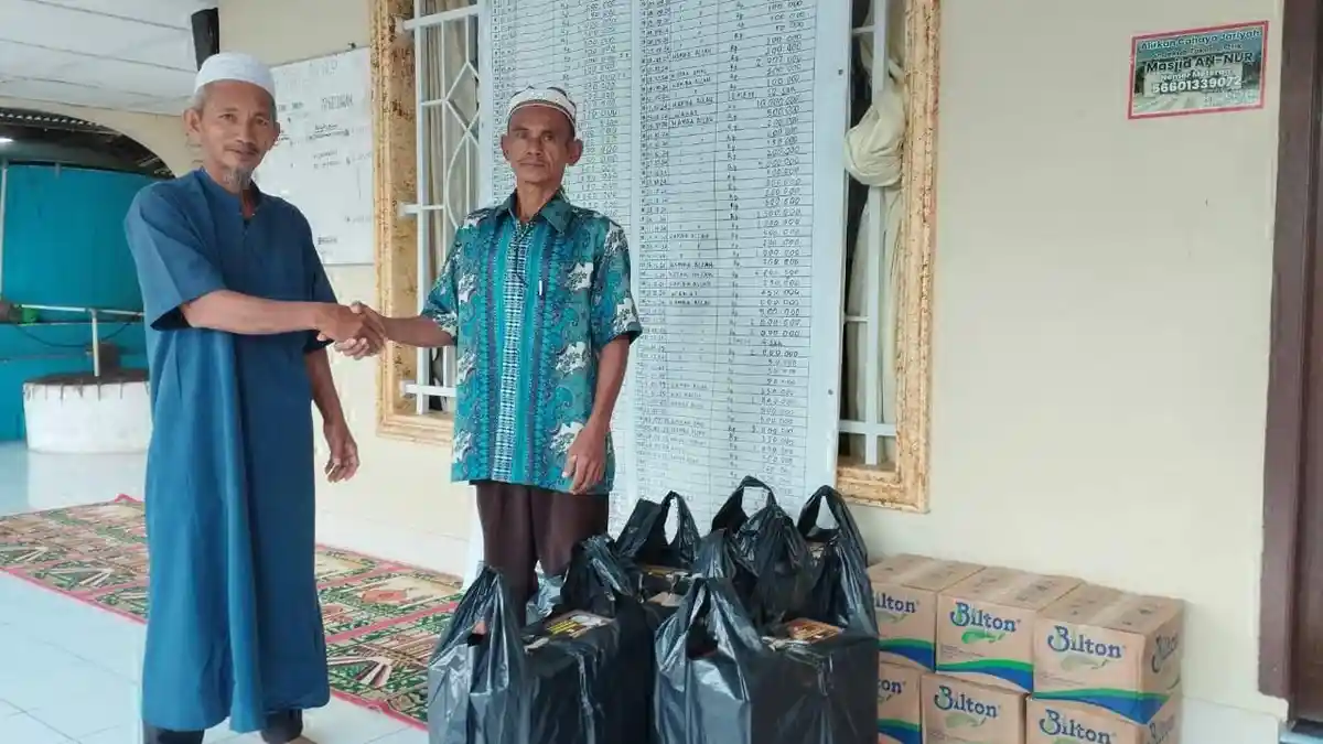 Yayasan Klenteng Sijuk Bersama Jonathan Bagikan Nasi Kotak