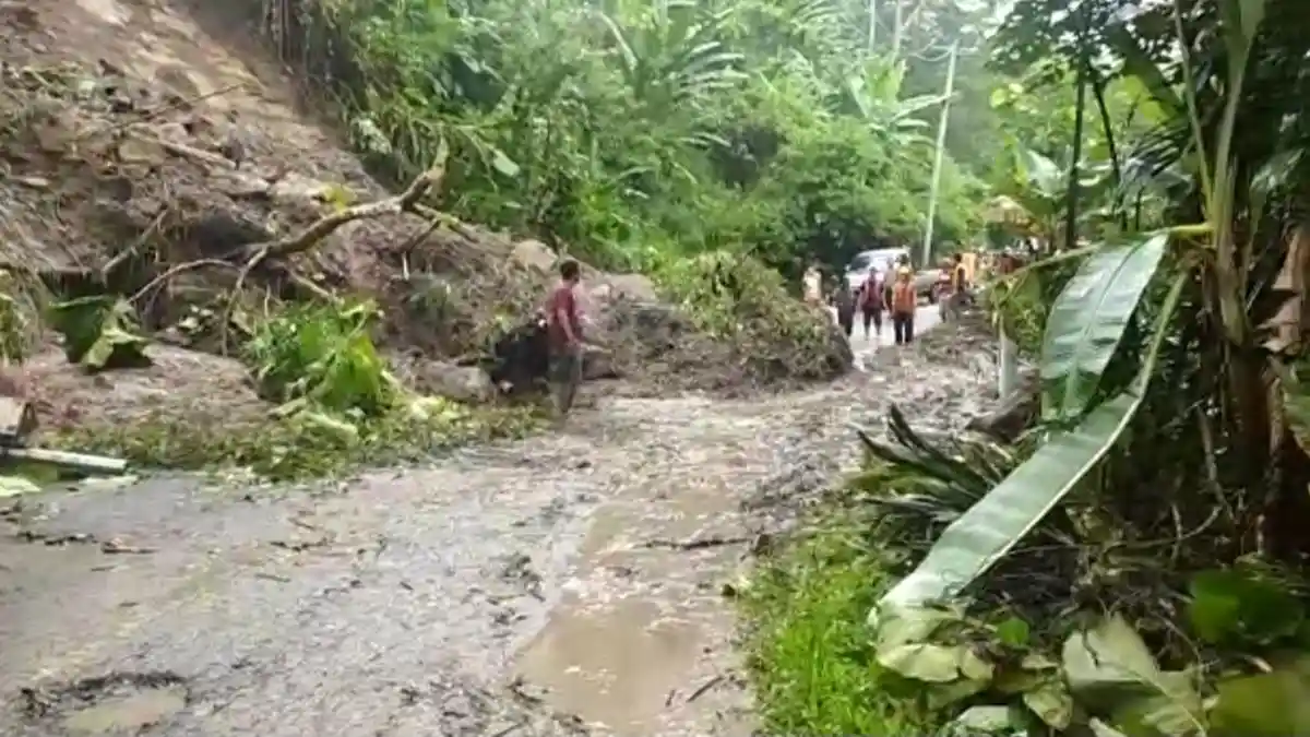 Jalan di Cidolog Sukabumi Tertutup Material Longsor, Lalu Lintas Sempat Terputus