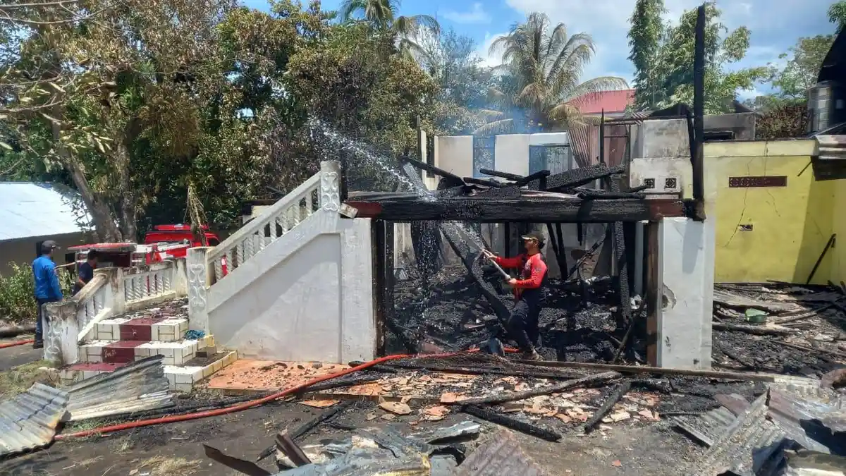 BREAKING NEWS : Satu Rumah Warga di Desa Kaasar Minut Sulawesi Utara Terbakar