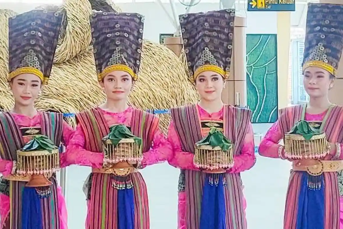 Pembalap MotoGP Dilepas ke Australia Pakai Tari Kembang Sembah di Bandara Lombok