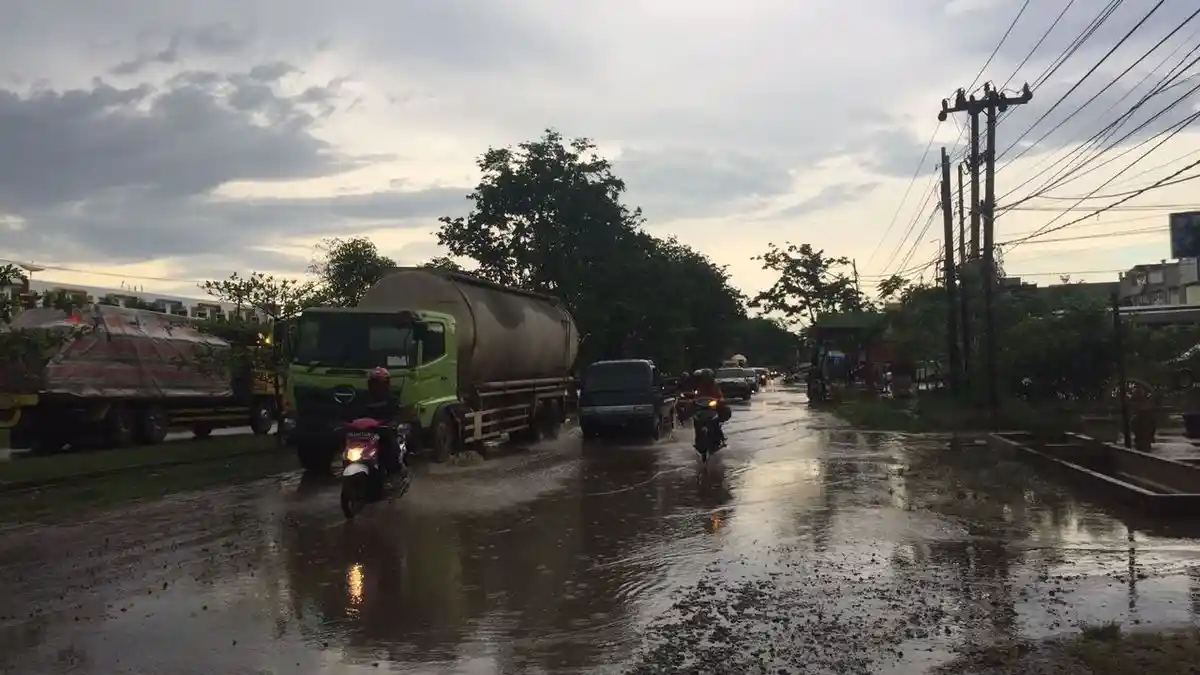 Usai Hujan, Jalanan di Kawasan Depan Perumahan Polygon Tergenang Air