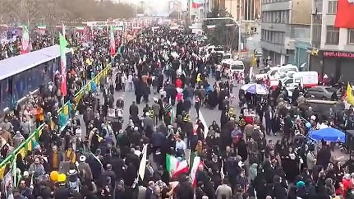 Penuh Iklas! Warga Iran Ramai-ramai Donasikan  Harta Mereka Untuk Perjuangan IRGC Lawan Israel - AS