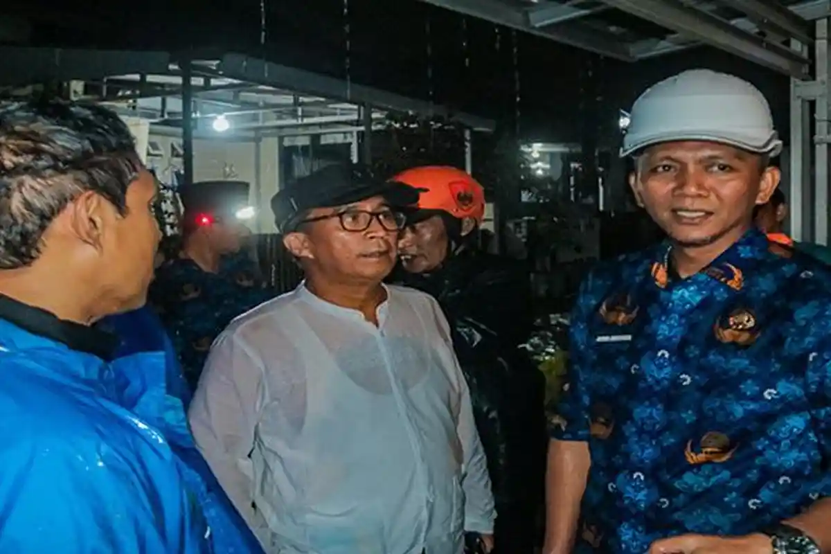 Hujan Deras, 2 Lansia Tertimpa Longsor di Ranggamekar Bogor, Jenal Mutaqin Basah Kuyup di TKP