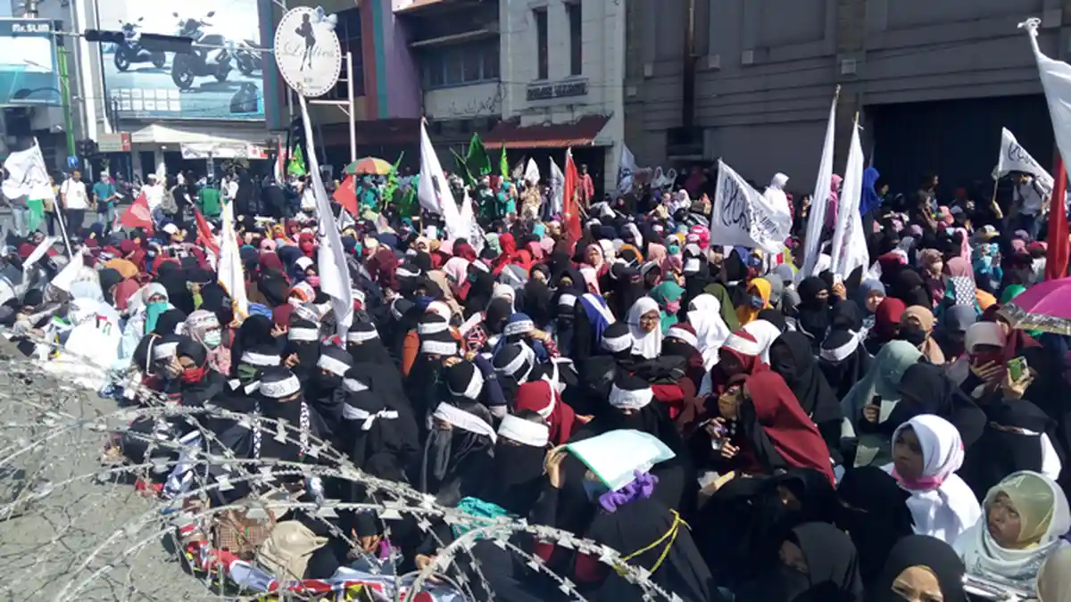 Masa Aksi Salat Jamaah di Depan Konjen Amerika Serikat