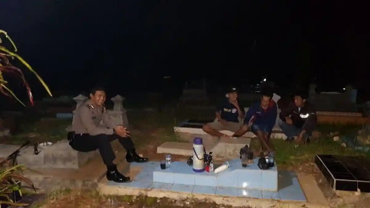 Polisi dan Warga Desa Ini Jaga Kuburan Selama 7 Hari Setiap Ada yang Meninggal