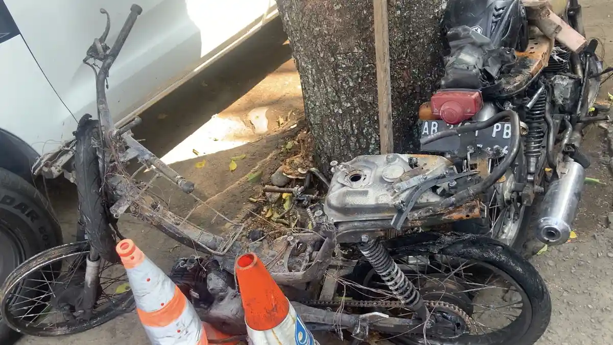 KRONOLOGI Lengkap Dua Motor Tabrakan dan Terbakar di Jalan Tamansiswa, Korban Luka Ringan
