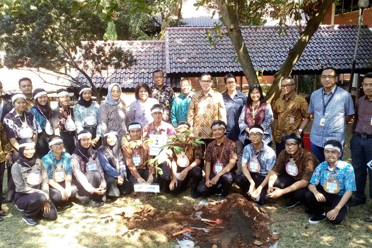 946 Mahasiswa Baru FIB UI Tanam Pohon Langka di Area Kampus