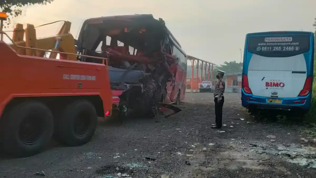 Kecelakaan Maut di Tol Cipali KM 104, Bus Agra Mas Tabrak Dump Truck, Satu Orang Tewas