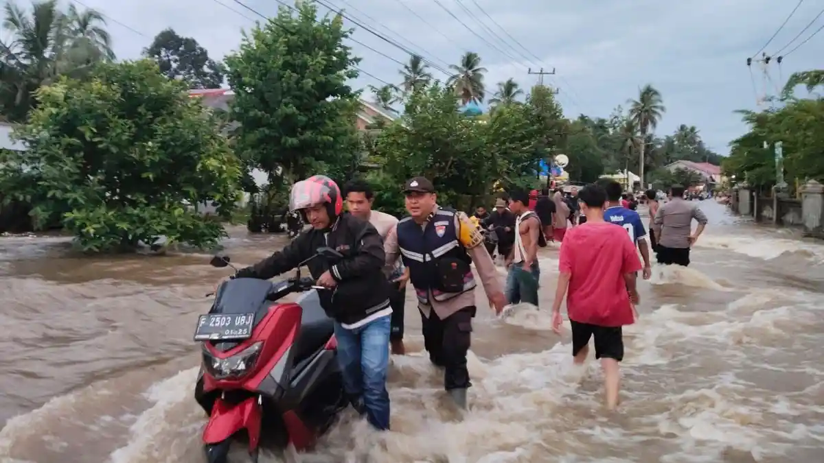 POPULER SUMBAR: Banjir di Pasaman Barat, Gempa M 4,6 dan Pisang Berbuah 2 Kali di Pesisir Selatan