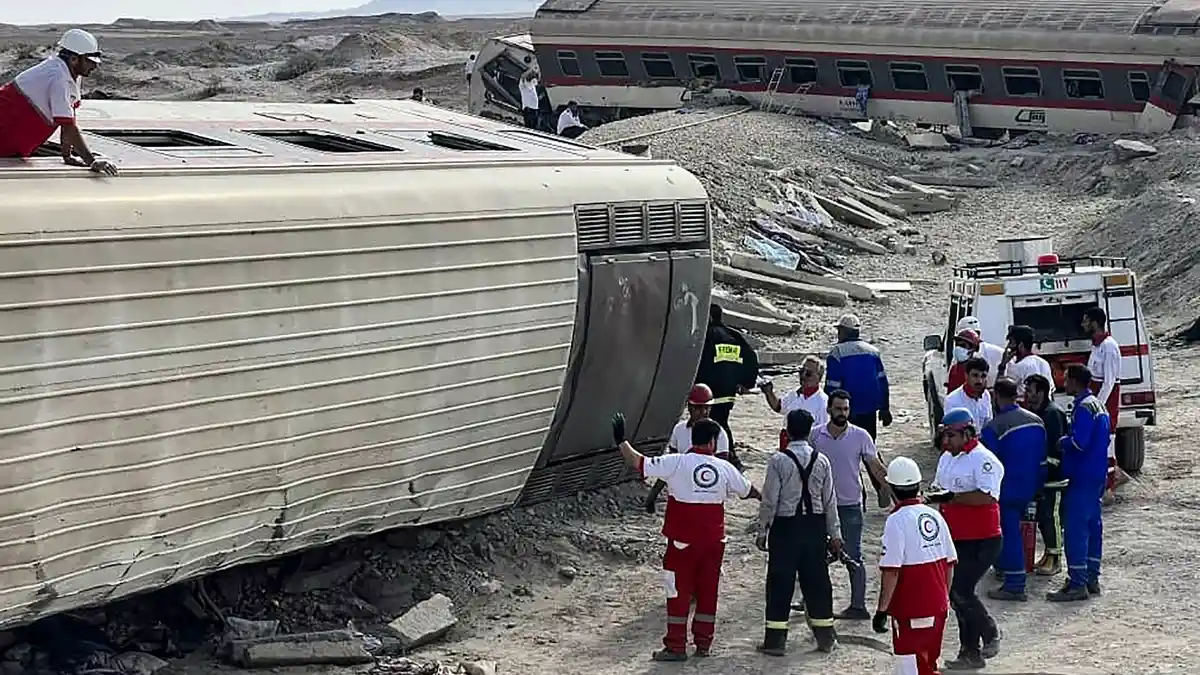 Berita Foto : Kereta Api Tabrak Eskavator di Iran