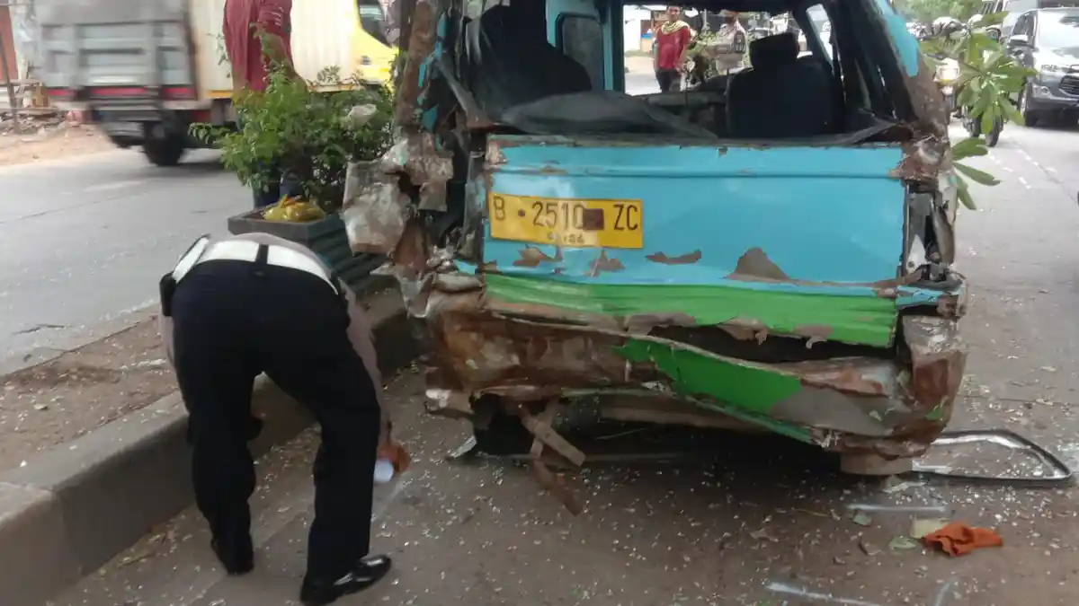 Angkot Diseruduk Truk Raksasa di Tangerang, Ada 5 Korban Luka Berat