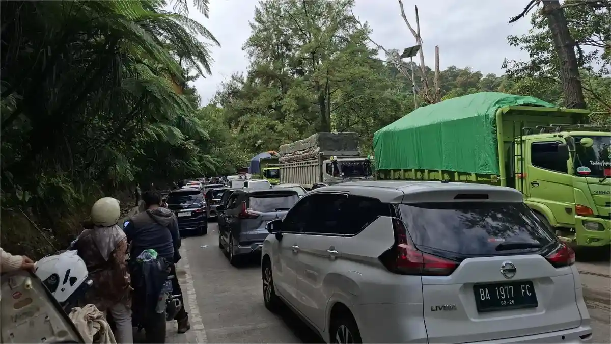 Macet Masih Terjadi di Jalur Padang–Solok Siang Ini, Polisi: Akibat Tingginya Kendaraan ke Padang
