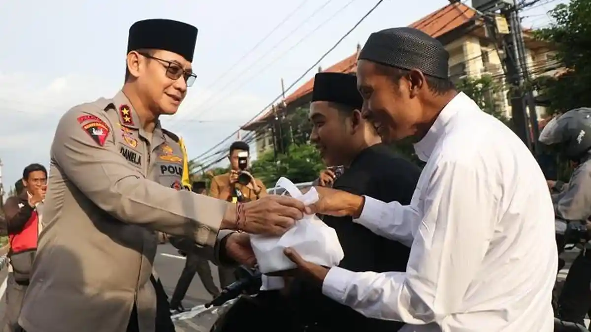 Kapolda Bagi Takjil Gratis ke Warga, Irjen Pol Adityajaya & Insan Pers Berbagi di Bulan Ramadan