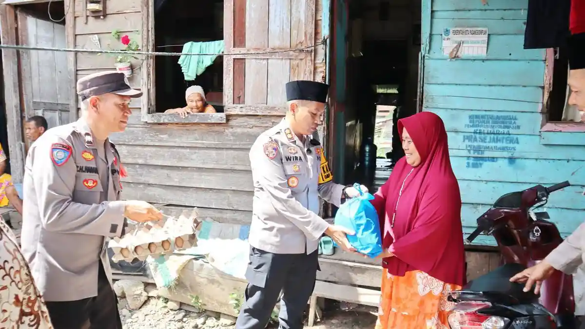 Kapolres Padangsidimpuan AKBP Wira Prayatna Salurkan Bantuan Sosial di Kota Padangsidimpuan