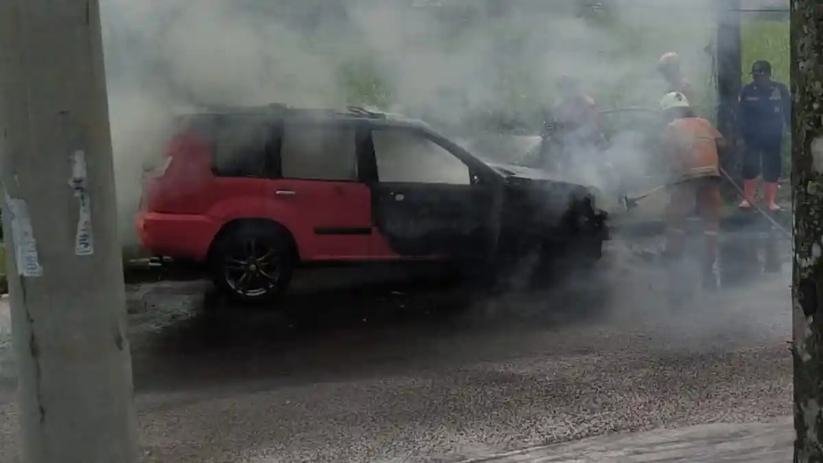 Mobil Berisi 4 Orang Alami Korsleting Listrik Hingga Terbakar di Depok