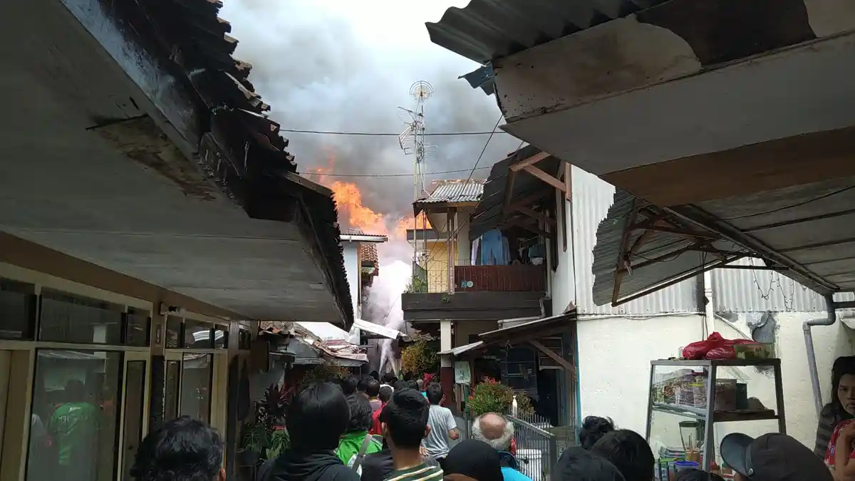 UPDATE Kebakaran di Jalan Melania Bandung, Damkar Akui Kesulitan Padamkan Api, Angin Bertiup Kencang