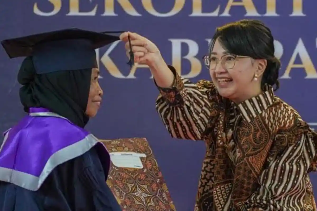 Ribuan Lansia di Kabupaten Kediri Ikuti Wisuda Sekolah Tangguh, Mbak Cicha: Tetap Sehat dan Bahagia