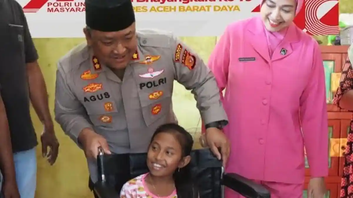 Senyum Bahagia Kanaya Usai Terima Bantuan Kursi Roda dari Kapolres Abdya