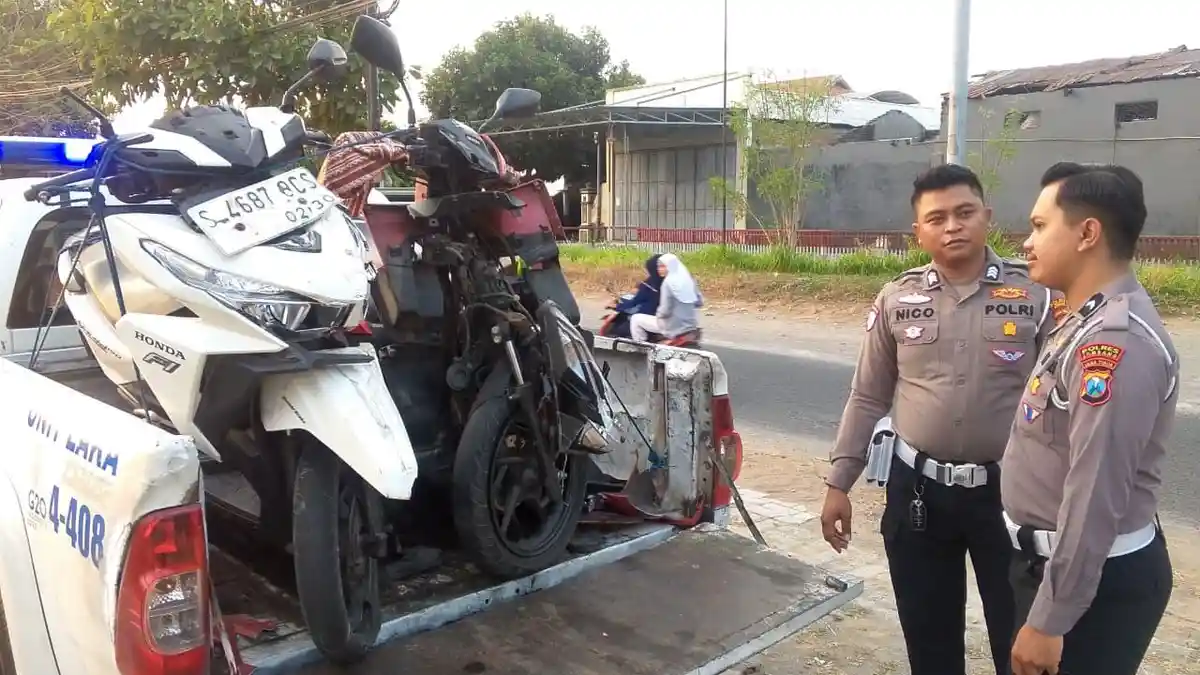 Dua Vario Bertabrakan Dahsyat di Jalan Raya Kwaron Diwek Jombang, Satu Pengendara Tewas