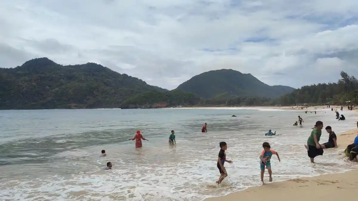 INDAHNYA Pantai Lampuuk Jadi Tujuan Wisatawan Medan Saat Berlibur ke Aceh