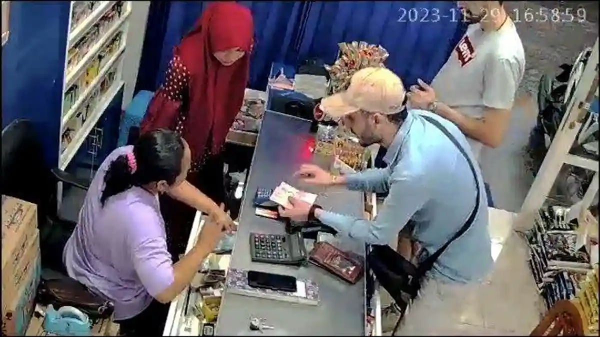 VIRAL Dua Bule Pakai Trik Sulap Tipu Kasir Minimarket, Uang Rp 4 Juta Raib, Polisi Selidiki