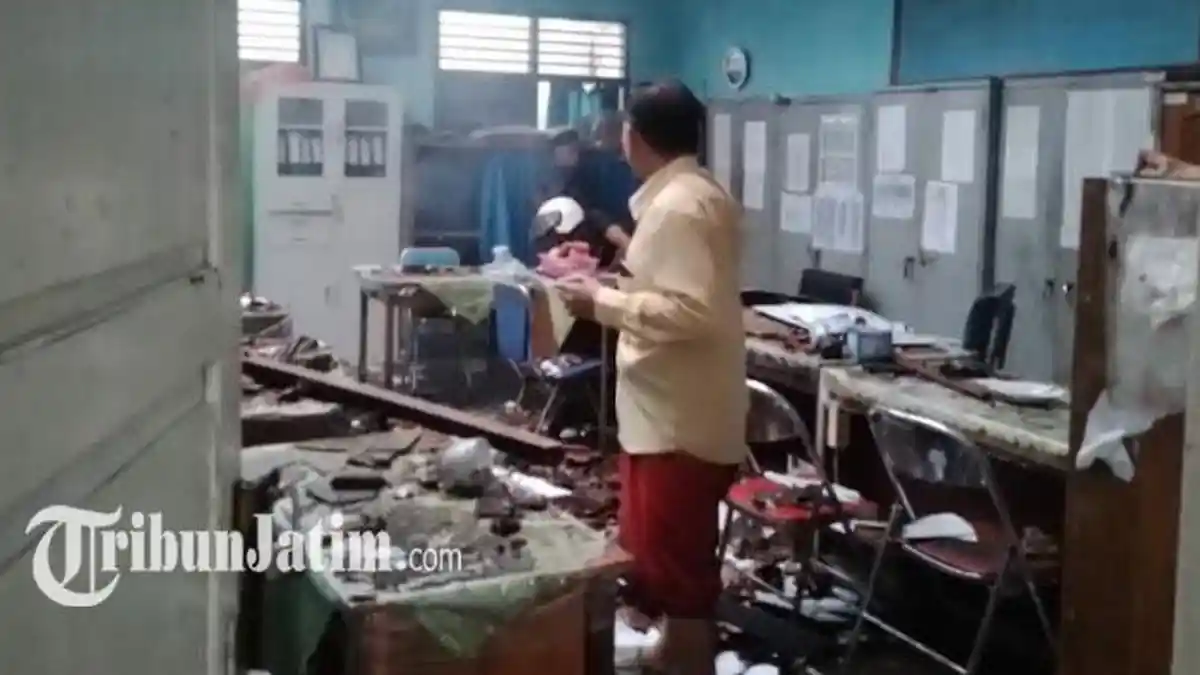 Kebakaran di SMP Negeri 4 Bangkalan, sempat Terdengar Suara Ledakan, Dokumen Keuangan Hangus