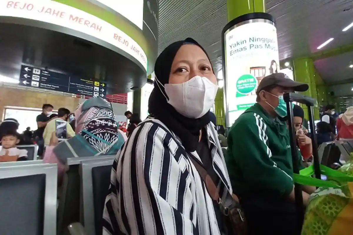 Maya Kangen Empal Gentong, Boyong Keluarga Mudik ke Cirebon Naik Kereta Api