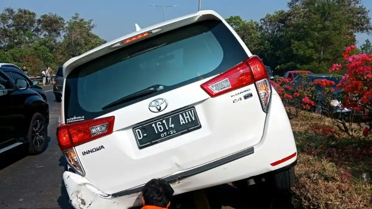 BREAKING NEWS: Kecelakaan Beruntun Tujuh Kendaraan Terjadi di Dekat Gerbang Tol Pasteur