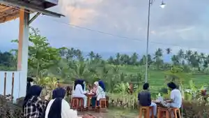 Suasana-pengunjung-saat-menikmati-keindahan-alam-Pe-Ngupi.jpg
